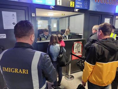 Poliţiştii de la imigrări au escortat 16 cetăţeni de pe teritoriul României, în perioada 25-26 decembrie / Ei aveau decizii de returnare de pe teritoriul ţării noastre - FOTO