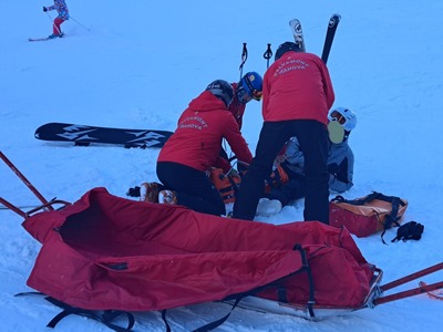 Val de accidentări pe pârtiile de pe Valea Prahovei, în primul week-end în care s-a putut schia în toate staţiunile