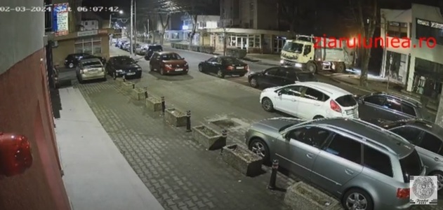 Accident spectaculos în Alba Iulia: O autospecială a unei firme de salubritate a avariat cinci autoturisme şi a rupt un pom - VIDEO