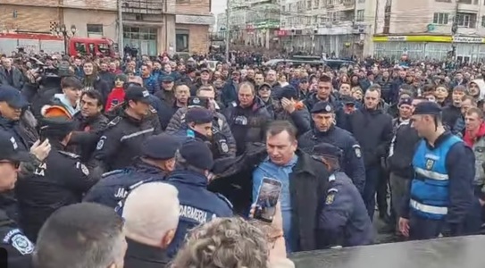 Un incident a avut loc la mitingul anti-extremism organizat de PNL Suceava / Liderul partidului SOS Suceava, Andrei Necşulescu, scos cu forţa de jandarmi de lângă scenă, înainte să vorbească Flutur - VIDEO