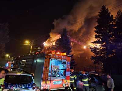 UPDATE - Explozie, urmată de incendiu, la o clădire din Sectorul 5 al Capitalei/ Patru persoane, transportate la spital/ 17 persoane, evacuate - FOTO, VIDEO