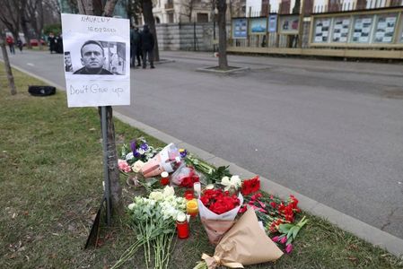 Flori şi lumânări în memoria lui Alexei Navalnîi, în faţa Ambasadei Rusiei la Bucureşti. Eveniment de comemorare, organizat duminică, la ora 12, de europarlamentarul Vlad Gheorghe - FOTO