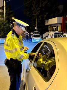 Bucureşti - Acţiune a poliţiştilor - 15 permise de conducere reţinute, mai mult de jumătate pentru nerespectarea culorii roşii a semaforului, 49 de amenzi / Şofer sub influenţa substanţelor psihoactive depistat în Sectorul 2