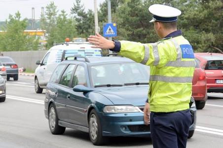 Şofer depistat când conducea cu 109 km/h pe o stradă din Târgovişte / El a rămas fără permis pentru trei luni şi a primit o amendă de 1.485 de lei 