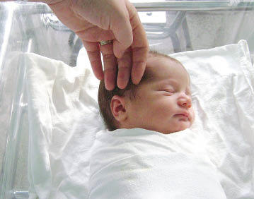 Ministrul Sănătăţii avansează ideea unor ”centre de îngrijire dedicate” pentru nou-născuţii cu probleme care necesită internări pe termen lung