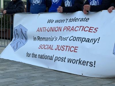 BNS protestează în faţa Romexpo, unde are loc congresul PPE, pentru a atrage atenţia liderilor europeni asupra ”practicilor antisindicale” ale directorului Poştei Române - FOTO, VIDEO
