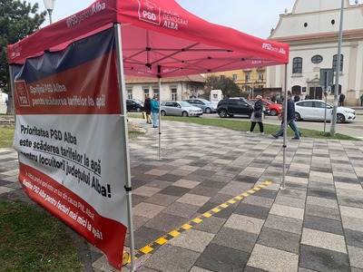 Angajat al Poliţiei Locale Alba Iulia, cercetat pentru furt după ce a vandalizat corturi amplasate de PSD pe domeniul public. Social-democraţii acuză PNL pentru această situaţie, arătând că lipseşte o latură a cortului care viza acest partid
