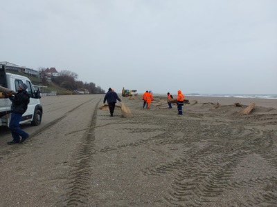 ABA Dobrogea-Litoral a început lucrările de pregătire a plajelor pentru sezonul estival/ Sunt strânse deşeurile, este nivelat nisipul şi sunt demontate gardurile de protecţie 