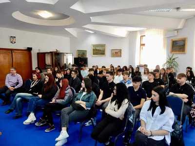 Elevi ai Colegiului Naţional ”Barbu Ştirbei” Călăraşi şi ai Liceului Teoretic ”Mihai Eminescu” Călăraşi, în vizită la Ministerul Justiţiei

