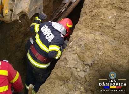 Dâmboviţa: Bărbat salvat după ce a fost prins sub un mal de pământ
