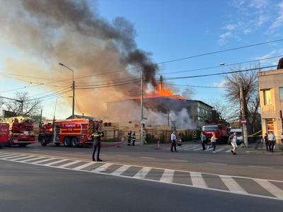 Incendiu puternic la un depozit de materiale de cherestea pe o stradă din Sectorul 1 al Capitalei / 15 persoane s-au autoevacuat şi nu sunt victime / Suprafaţa afectată e de 2.000 mp - FOTO, VIDEO