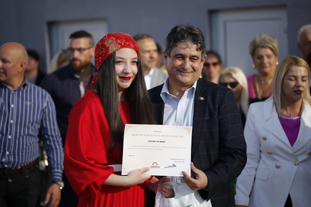 Ziua internaţională a romilor, sărbătorită la Alba Iulia, primarul oraşului şi administratorul public, prezenţi la eveniment, au dansat minute în şir şi au primit dedicaţii de la lăutari - VIDEO
