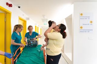 Primii pacienţi sunt trataţi în noul Spital de la „Marie Curie” construit de ”Dăruieşte viaţă” - Primul copil mutat,  Andreea, în vârstă de 2 ani şi jumătate / Ce au declarat Carmen Uscatu şi Oana Gheorghiu /Proiectul continuă cu o a doua clădire - FOTO

