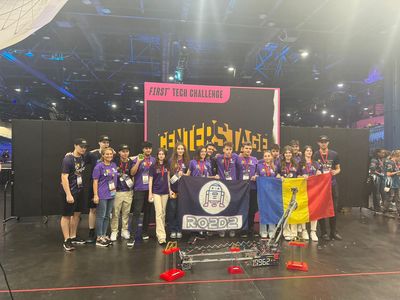 Echipa de robotică a CN Mihai Viteazul Ploieşti, vicecampioană la Campionatul Mondial de Robotică din SUA. Jumătate dintre membrii echipei sunt noi, elevii care au făcut performanţă şi anul trecut fiind acum studenţi

