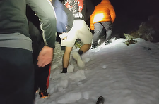 Hunedoara: Patru tineri rătăciţi în Masivul Parâng, unii în pantaloni scurţi într-o zonă cu zăpadă, recuperaţi de salvamontişti - VIDEO