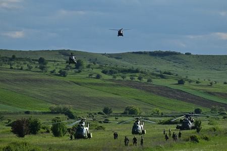 Ministerul Apărării: Paraşutiştii NATO se antrenează în toată Europa -13.000 de soldaţi din 17 ţări, la Swift Response 24 / Cu cât ne instruim mai mult la o asemenea scară şi complexitate, cu atât suntem mai bine pregătiţi pentru orice situaţie - FOTO