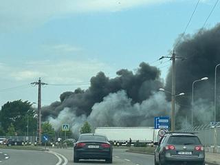 Timiş: Un incendiu a izbucnit în curtea comună a mai multor firme din Timişoara / Au ars aproximativ 100 cauciucuri şi au fost afectate două remorci de TIR - FOTO, VIDEO