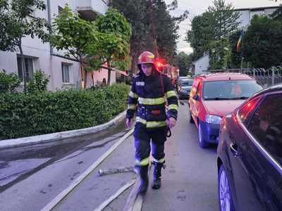 Incendiu puternic la un bloc din Botoşani / Au ars bunurile din balcon şi bucătărie / Intervenţia pompierilor, îngreunată de maşinile parcate lângă bloc, în locuri neamenajate - FOTO