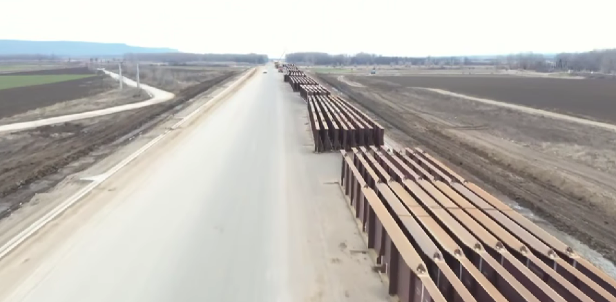 Grindeanu: Stadiul fizic pe Lotul 2 al Autostrăzii A7 Focşani-Bacău este de 42%. Dacă se va păstra ritmul actual de lucru şi pe acest şantier, la finalul anului 2025 vom putea circula pe mai mult de 240 km de autostradă – VIDEO