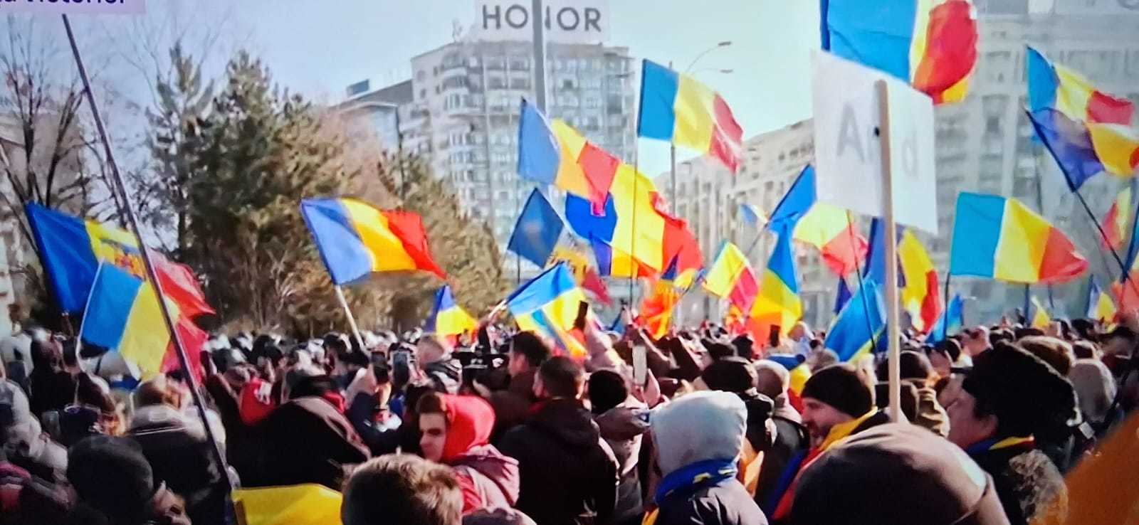 Ciocniri în Piaţa Victoriei între jandarmi şi simpatizanţii lui Călin Georgescu/ Protestul este ilegal/ Traficul rutier în zonă a fost blocat