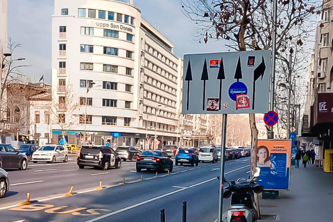 Primarul Capitalei: Curăţăm indicatoarele rutiere vandalizate de pe mai multe străzi şi bulevarde din Capitală unde au fost lipite abţibilduri cu simboluri şi mesaje legionare – FOTO