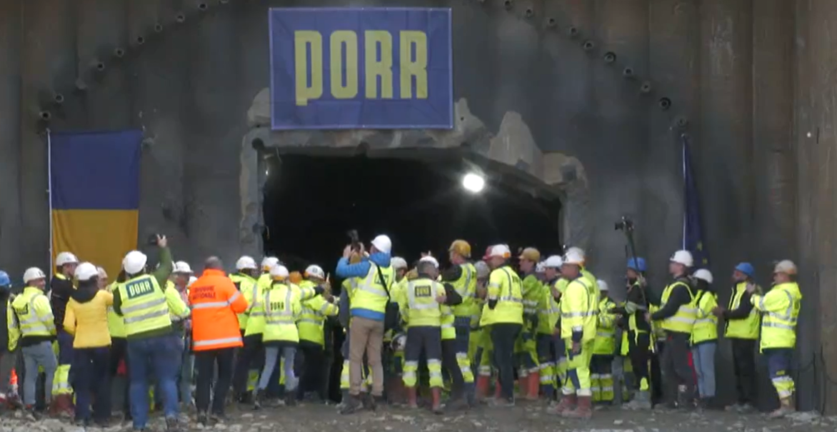 Cristian Pistol (CNAIR): Etapă foarte importantă pentru construcţia autostrăzii Sibiu-Piteşti! S-a realizat străpungerea primei galerii a tunelului Momaia