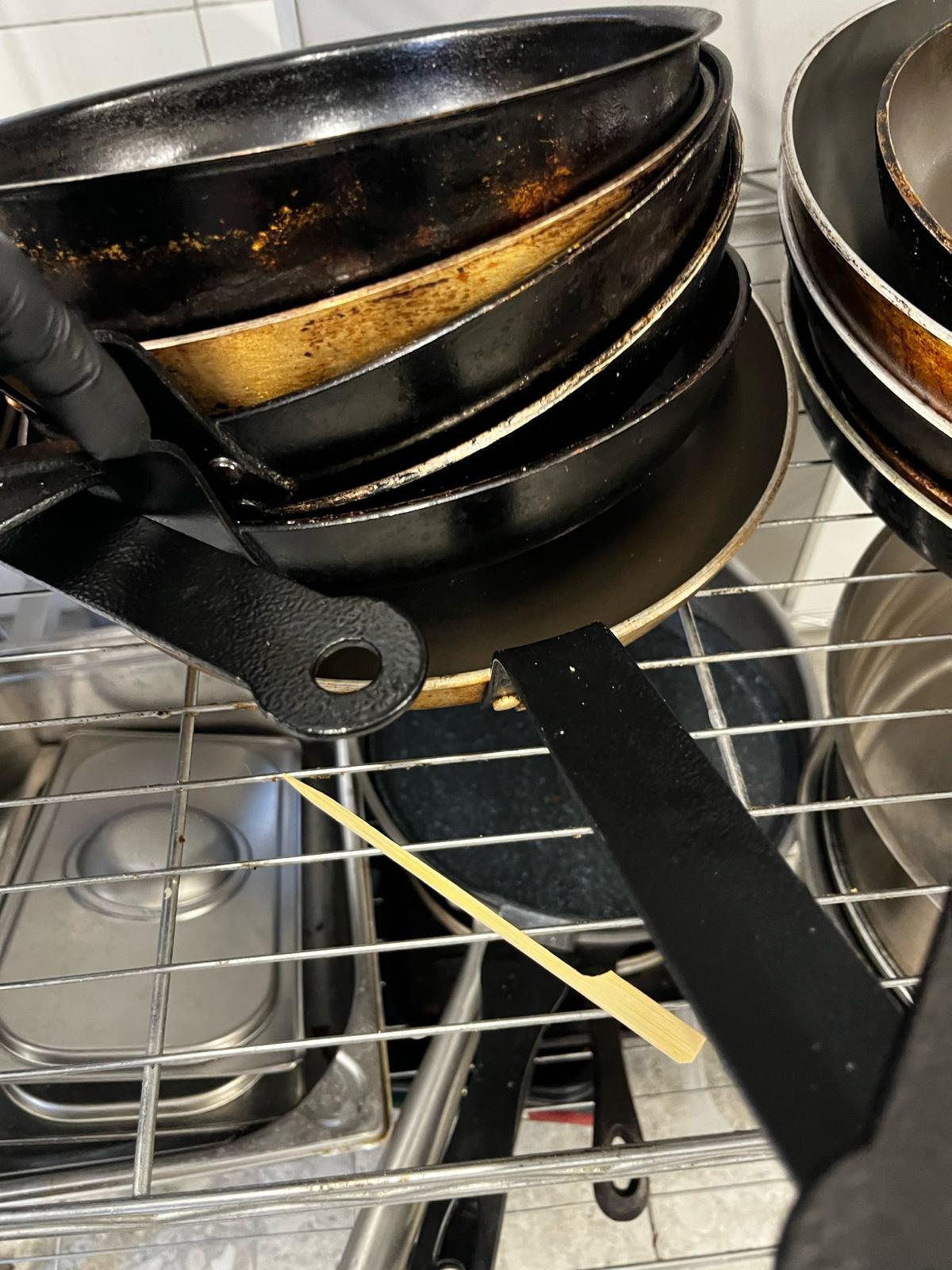 Controale ANPC pe Valea Prahovei – Inspectorii au găsit produse expirate, bucătării cu gândaci şi cu ustensile murdare, saltele pătate.  88 de unităţi de cazare, restaurante şi magazine sancţionate. Amenzi de aproape 1,2 milioane de lei – FOTO, VIDEO