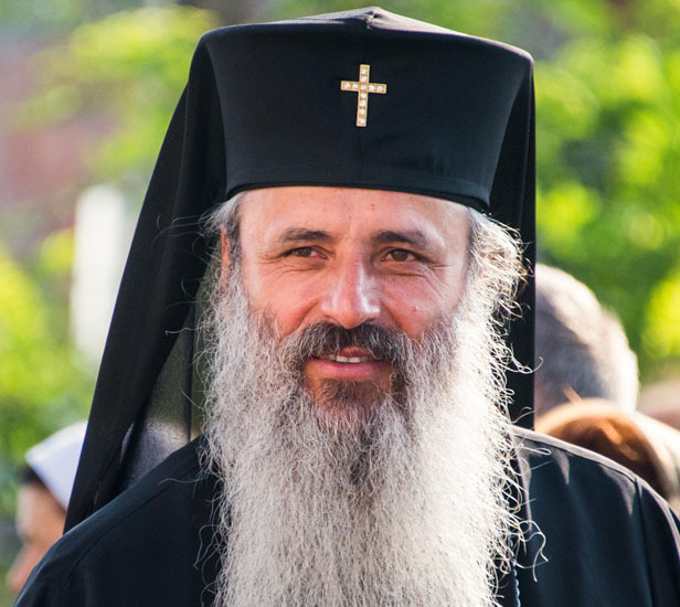 ÎPS Teofan, Mitropolit al Moldovei şi Bucovinei, în Pastorala de Paşti: Vedem multă dezbinare între oameni, lipsă de respect, chiar duşmănie faţă de cel care exprimă o altă opinie. Suntem chemaţi să nu fim indiferenţi la drama lumii în care trăim