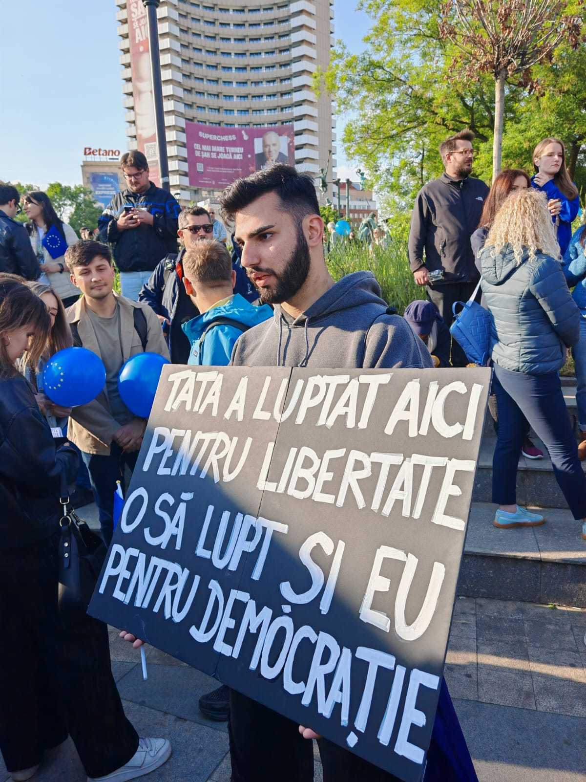 UPDATE – Miting pro-Europa în Bucureşti / Oamenii fac apel la ieşirea la vot în număr mare / Pancartă în Piaţa Universităţii: ”Tata a luptat aici pentru libertate. O să lupt şi eu pentru democraţie” / S-a plecat în marş  – FOTO/ VIDEO