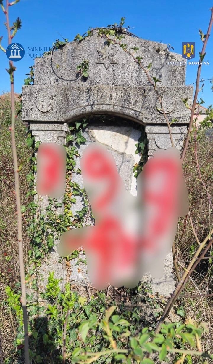 Arad – Anchetă după ce doi minori, fondator, respectiv membru al unei organizaţii cu caracter nazist, au distrus monumente dintr-un cimitir evreiesc / Un alt dosar, deschis la Ineu în cazul unui tânăr de 18 ani care a lipit stickere cu însemne naziste