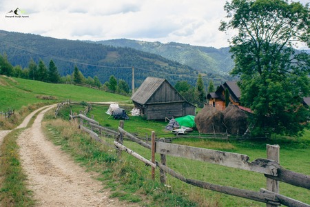 NOUL AN ŞCOLAR – La Albac, în Apuseni, două şcoli primare se închid, după reorganizare. Pe vreme rea, copiii vor merge doi kilometri pe jos, pentru că microbuzul nu urcă până la casele lor