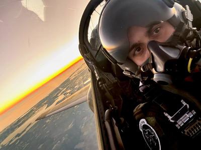 Forţele Aeriene Române: Cel mai tânăr instructor de zbor pentru viitorii piloţi ai NATO, detaşat în SUA, este un român/ Claudiu Fusaru: În escadrilă suntem instructori de limbi diferite, dar când vine vorba de zbor, vorbim cu toţii aceeaşi limbă - FOTO