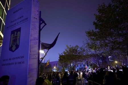 Protest în faţa Instanţei Supreme - Mai multe organizaţii cer demiterea Liei Savonea, pe care o acuză că a slăbit lupta anticorupţie, a transformat CSM într-un instrument politic şi a luat decizii extrem de contestate / Ce scandează manifestanţii – VIDEO