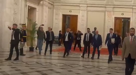 Premierul Ilie Bolojan, primit cu huiduieli de către angajaţii din Parlament, la sosirea în plen: ”Demisia!”, ”Bolojan, nu uita, România nu-i a ta!”