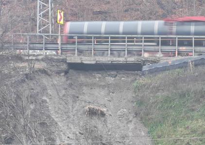 Restricţie parţială de circulaţie pe DN 1, între Ploieşti şi Braşov, unde o alunecare de teren s-a produs în apropierea şoselei, lângă Comarnic
