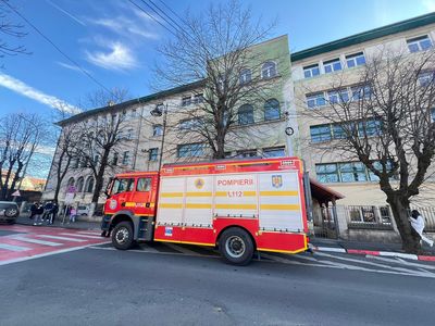UPDATE - Elevii şi profesorii Colegiului Naţional ”Octavian Goga” din municipiul Sibiu, evacuaţi după ce s-a declanşat alarma de gaz/ Traficul în zonă, restricţionat - FOTO, VIDEO