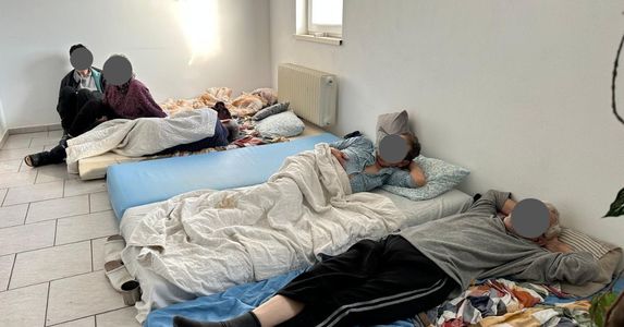 ANPIS: 90 de vârstnici, relocaţi din spaţii ale Căminului ”Casa Ana”/ Ei stăteau în condiţii inumane, pe saltele puse pe jos sau la subsol, fără lumină şi căldură, fără hrană corespunzătoare/ S-a făcut sesizare penală şi la ANAF, pentru fraudă fiscală