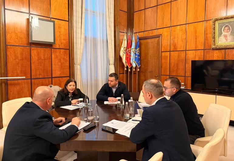 Primarul Ciprian Ciucu discutând cu premierul Ilie Bolojan și ministrul Nazare despre situația financiară Primăria București, împrumut Termoenergetica și preluare Elcen. | sursa foto: News.ro