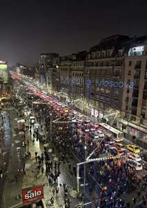 Mesajul ”Marş la Moscova!”, afişat pe clădirile din Piaţa Universităţii în timpul protestului AUR. Jandarmii au intervenit şi i-au cerut bărbatului care l-a postat să plece. Câţiva protestatari au înjurat. Mesajul iniţiatorilor demersului