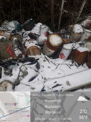 Garda Naţională de Mediu - Groapă cu un diametru de aproximativ 7 metri, în care erau abandonate deşeuri periculoase, în curtea unei firme din Bucureşti. A fost depusă sesizare penală la Parchetul Judecătoriei Sectorului 5 - FOTO