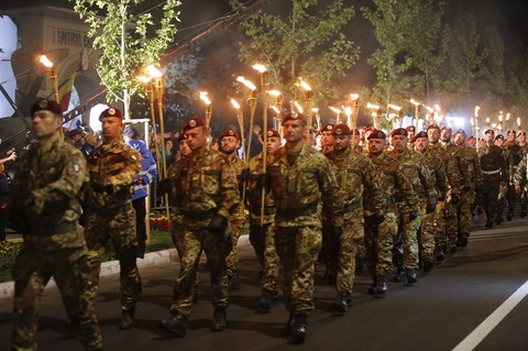 Ziua Eroilor, celebrată în garnizoanele din întreaga ţară, dar şi în teatrele de operaţii / Concert susţinut de reprezentanţi ai Inspectoratului General al Muzicilor Militare şi retragerea cu torţe, la Bucureşti