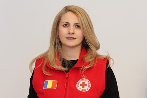 „Am avut o doamnă, şi-a luat prima dată tensiunea la noi în caravană şi când s-a umflat tensiometrul s-a speriat”. România rurală, aşa cum e descoperită de Crucea Roşie: Oameni care nu au fost niciodată la medic, care se tratează cu varză şi lipitori