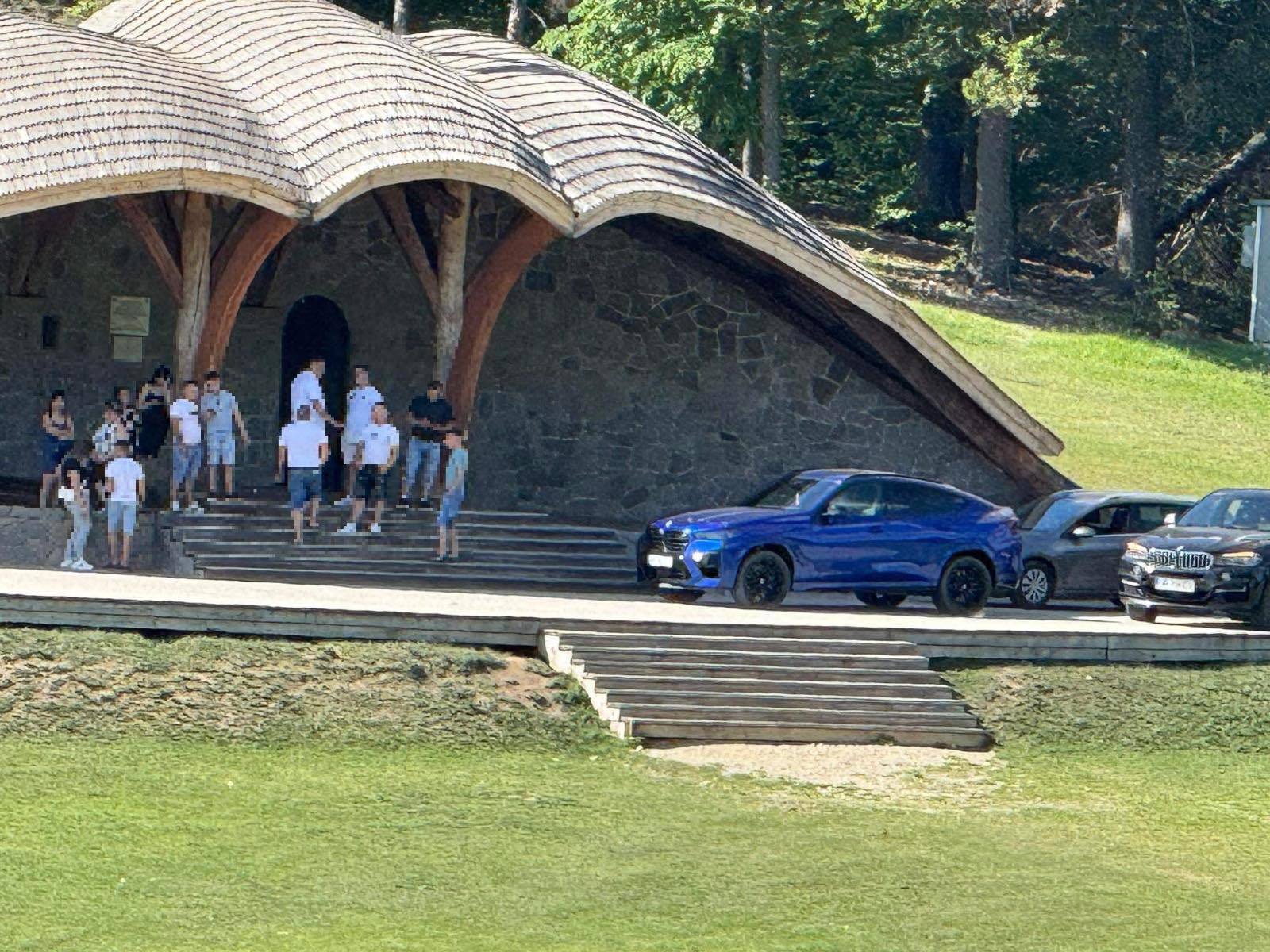Harghita: Dosar care vizează profanarea lăcaşurilor de cult, după ce trei şoferi au parcat maşinile lângă altarul amenajat pentru Rusaliile catolice, la Şumuleu Ciuc