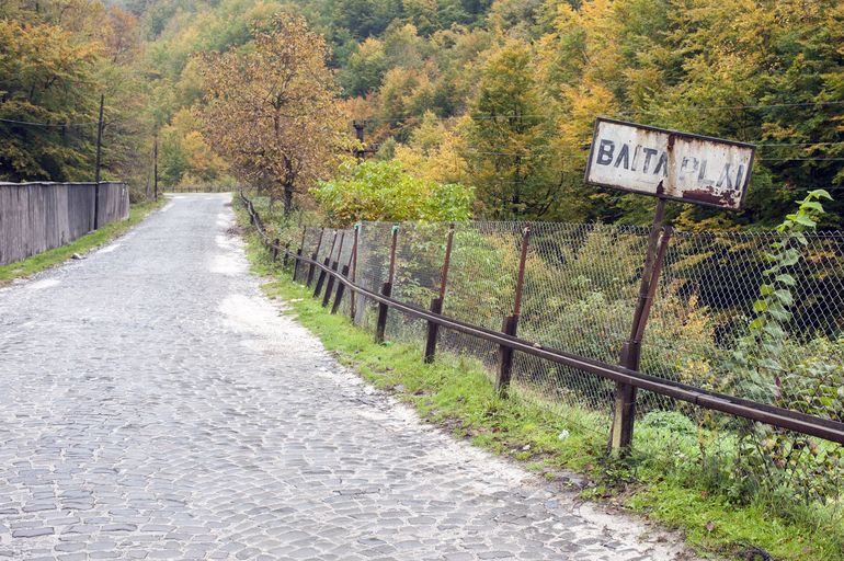 Mineri protestând în fața sediului Vast Băiţa Plai, cerând plata salariilor neplătite și reluarea negocierilor contract colectiv muncă în contextul concedierilor colective minerit. | sursa foto: News.ro