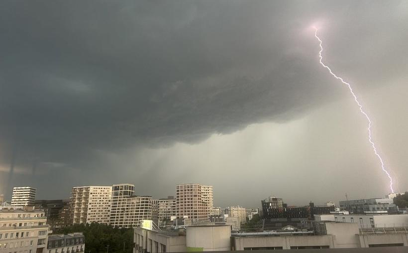 Cod roşu de vijelii şi grindină de mari dimensiuni în localităţi din judeţul Suceava, valabil până la ora 16.00/ Rafale de vânt de peste 90 km/h şi cantităţi de apă de peste 40 l/mp