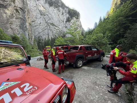 Salvamontiştii caută două persoane epuizate care rătăcit într-o zona cu pericol de cădere în gol din zona superioară a Cheilor Bicazului