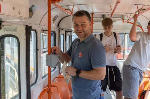 Ciprian Ciucu, primarul Capitalei: Astăzi ne luăm rămas-bun de la tramvaiele Tatra, care, după 53 de ani în care au transportat mai multe generaţii de călători, nu vor mai circula pe liniile din Bucureşti