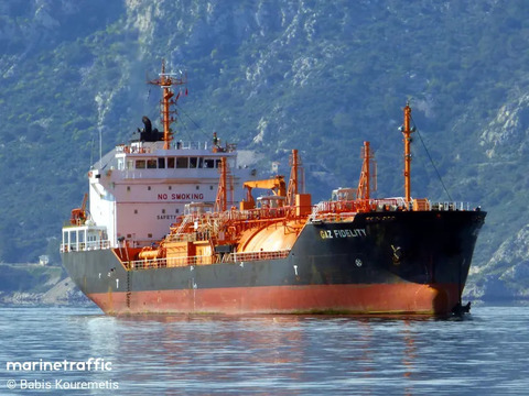 Autoritatea Navală Română: Incendiul produs la bordul navei Gas Lisbon, monitorizat/ Nu există niciun risc pentru turişti, populaţie sau activităţile desfăşurate pe litoralul românesc