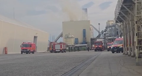 UPDATE - Explozie urmată de incendiu la o hală a unei fabrici de lemn din municipiul Braşov/ A fost activat Planul Roşu de Intervenţie/ Nu sunt victime - VIDEO