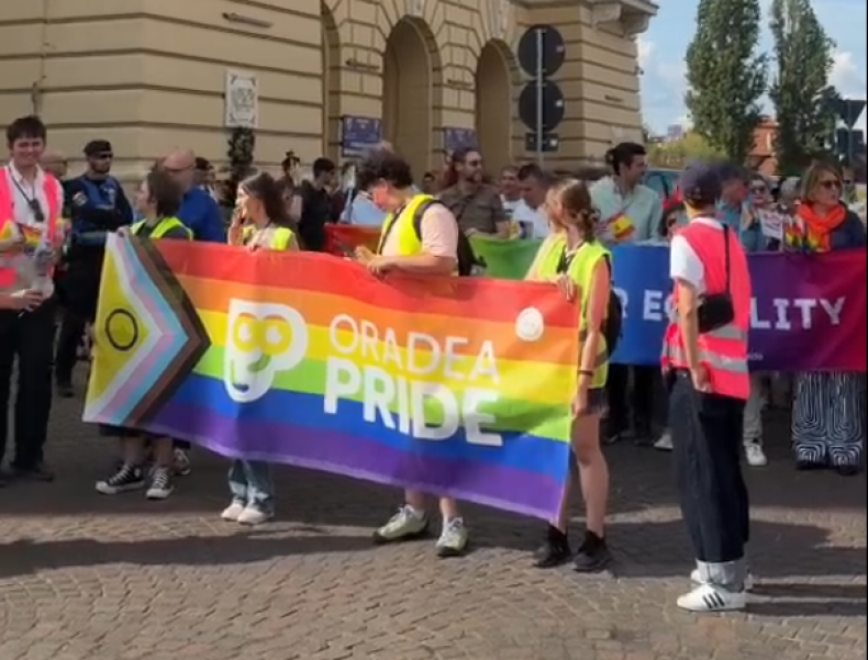 Marşul Pride 2026 are loc la Oradea, în pofida avertismentelor jandarmilor/ Primele amenzi, date încă înaintea plecării pe traseu. Avocatul Poporului, la eveniment/ Manifestaţia, neautorizată / Reacţia europarlamentarului Nicu Ştefănuţă